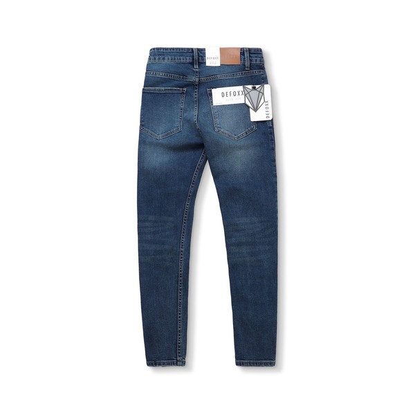 Màu xanh đá wash của quần jean defoxx mang lại vẻ ngoài trẻ trung và năng động