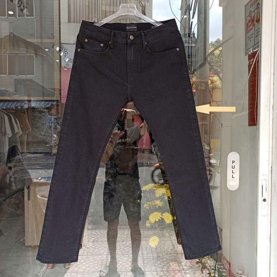 Quần jean Amancio đen tuyền 39 sử dụng chất liệu denim cao cấp, co giãn nhẹ, mềm mại