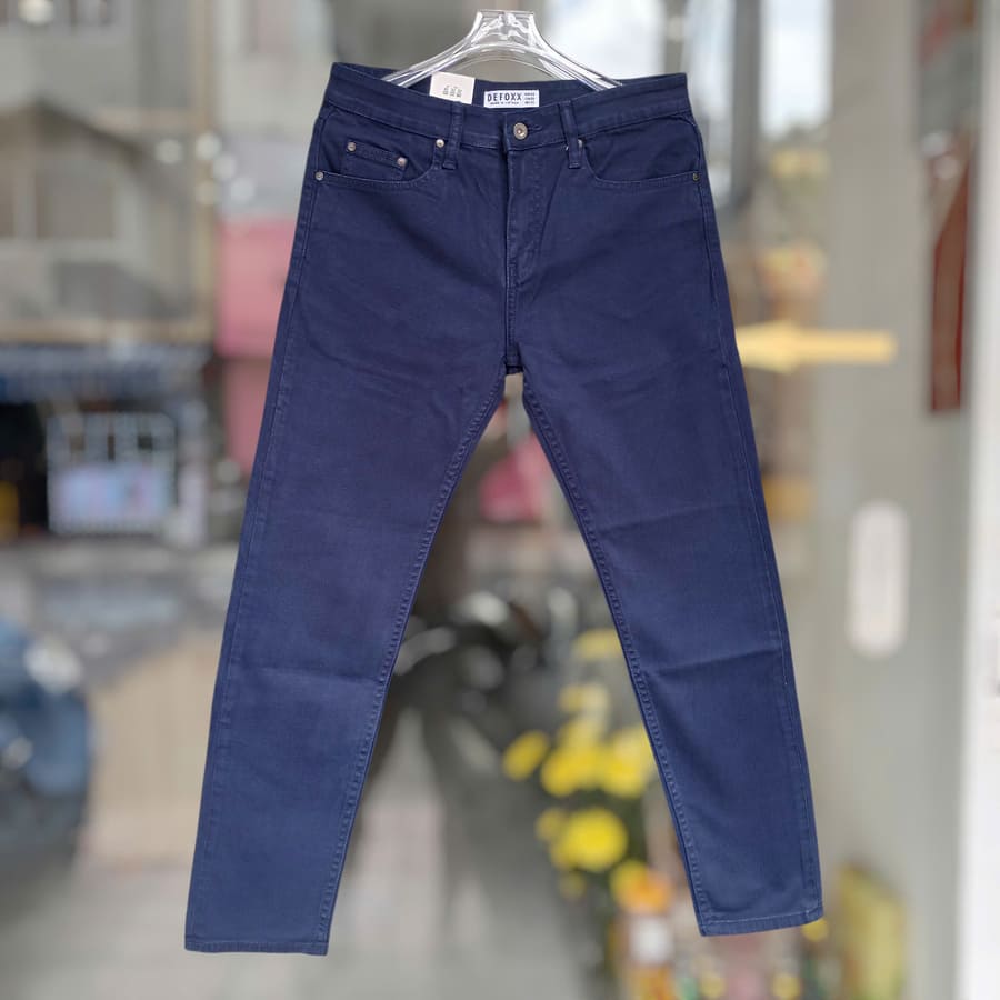 Quần jean Defoxx xanh mực 250613 có thiết kế ống ôm (slimfit), vừa vặn với cơ thể